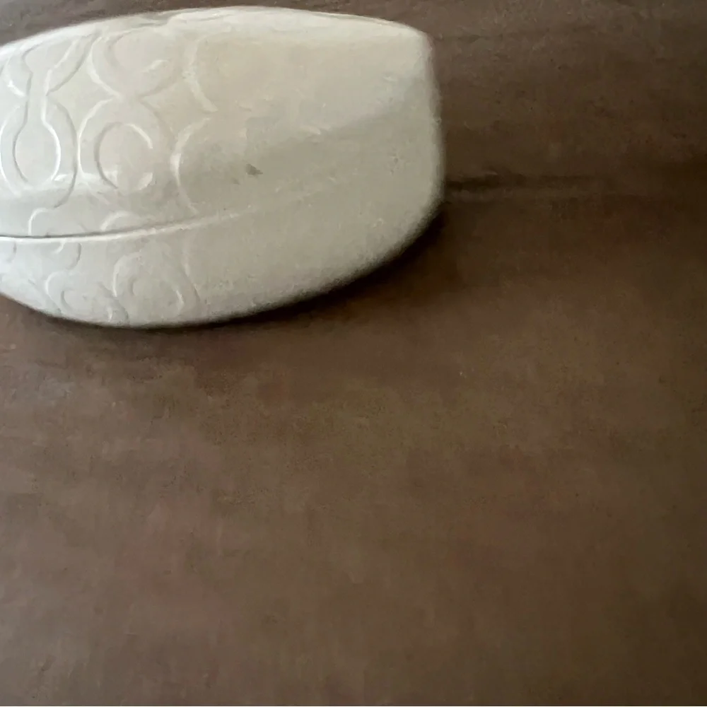 Coach Hard Sunglasses Case – Off White Signature Embossed | Preloved - Picture 2 of 6